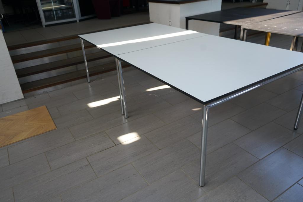 Sæt med to Four Design mødeborde 260x130 cm i hvid laminat og krom stel – set skråt forfra